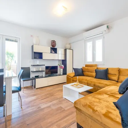 Rose Pool